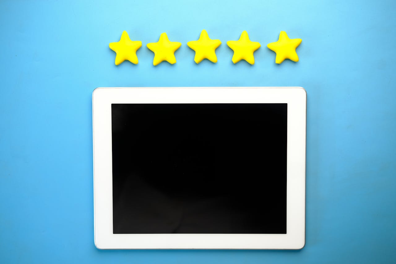 services-03 Tablet with five yellow stars on a blue background, ideal for rating concepts.